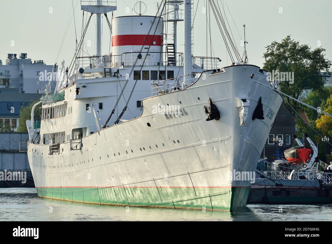 Kaliningrad, Russland - 30. September 2020: Das Forschungsschiff Vityaz steht auf der Straße des Museums des Weltmeers, Peter der große Embankm Stockfoto