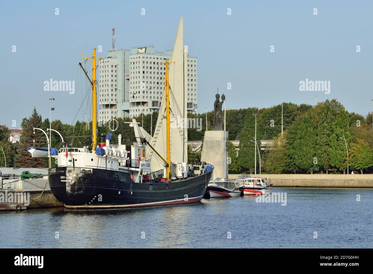 Kaliningrad, Russland - 30. September 2020: Durchschnittliche Fischtrawler steht auf der Straße des Weltmeermuseums, Peter der große Damm Stockfoto