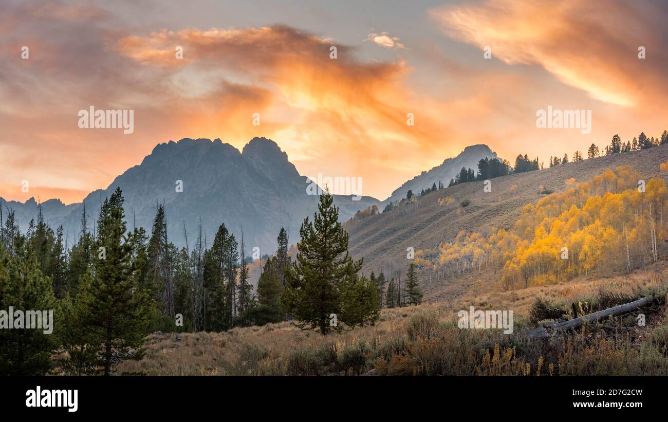 Blick auf die Sawthooth Berge von Idaho im Herbst im Abendlicht. Stockfoto