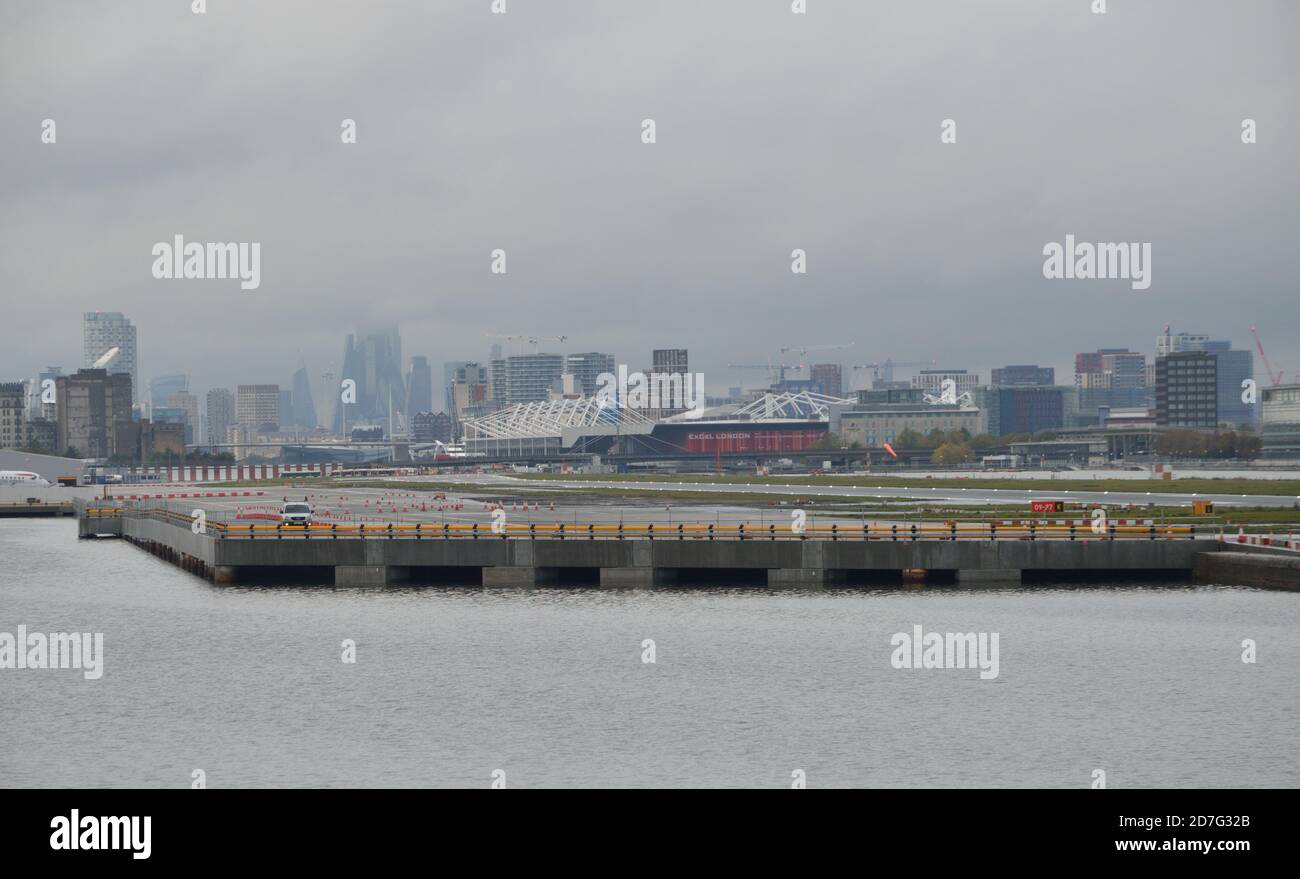 Bauarbeiten am Flughafen London City zeigen die fast abgeschlossen Neue parallele Rollbahn und Flugzeugständer Stockfoto