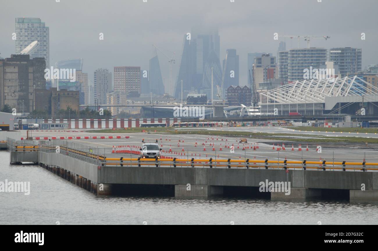 Bauarbeiten am Flughafen London City zeigen die fast abgeschlossen Neue parallele Rollbahn und Flugzeugständer Stockfoto