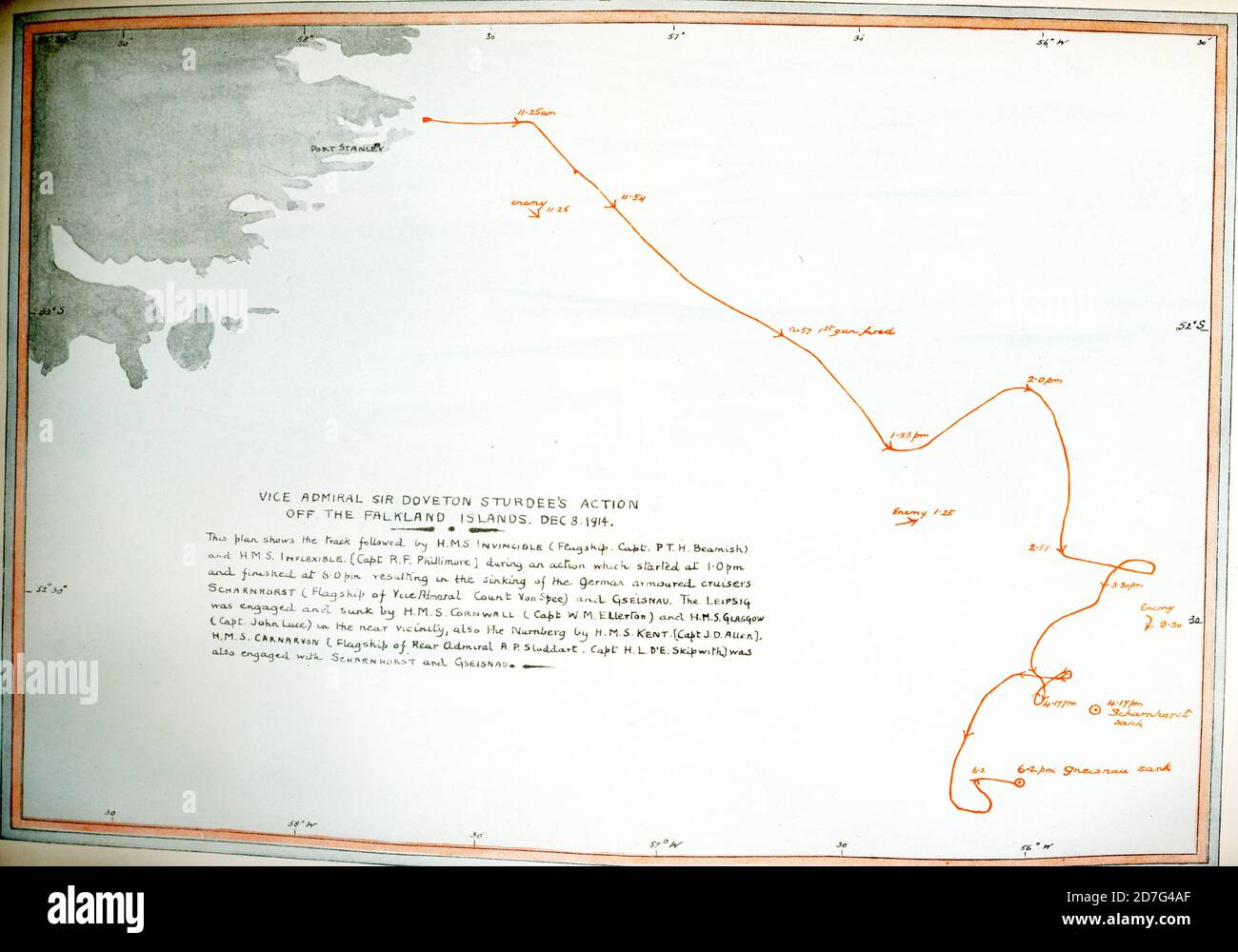 Das Textfeld lautet: Vize-Admiral Sir Doveton Sturdees Aktion vor den Falklandinseln 8. Dez 1914. Dieser Plan zeigt die Strecke gefolgt von HMS Invincible (Flaggschiff Capt P T H Beamish) und HMS Inflexible (Capt R F Phillimore) während einer Aktion, die um 1.0 Uhr begann und um 6.0 Uhr endete, was zum Untergang der deutschen Panzerkreuzer Scharnhorst führte (Flaggschiff von Vizeadmiral Graf von Spee) und Gseisnau. Die Leippsig wurde von HMS Cornwall (Capt W M Ellerton) und HMS Glasgow (Capt John Luce) in der näheren Umgebung engagiert und versenkt, auch der Nürnberg von der HMS Kent (Capt J D Allen). HMS Carnarvon (F Stockfoto