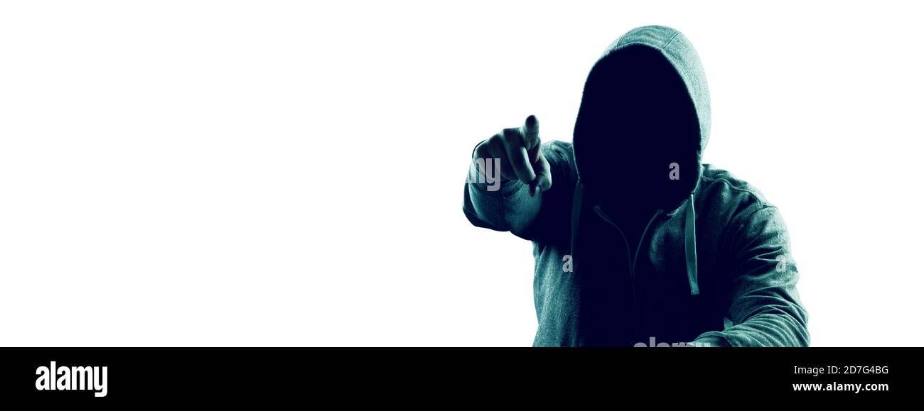 Hacker druckt einen Code auf einer Laptop-Tastatur, um in einen Cyberspace einzubrechen Stockfoto