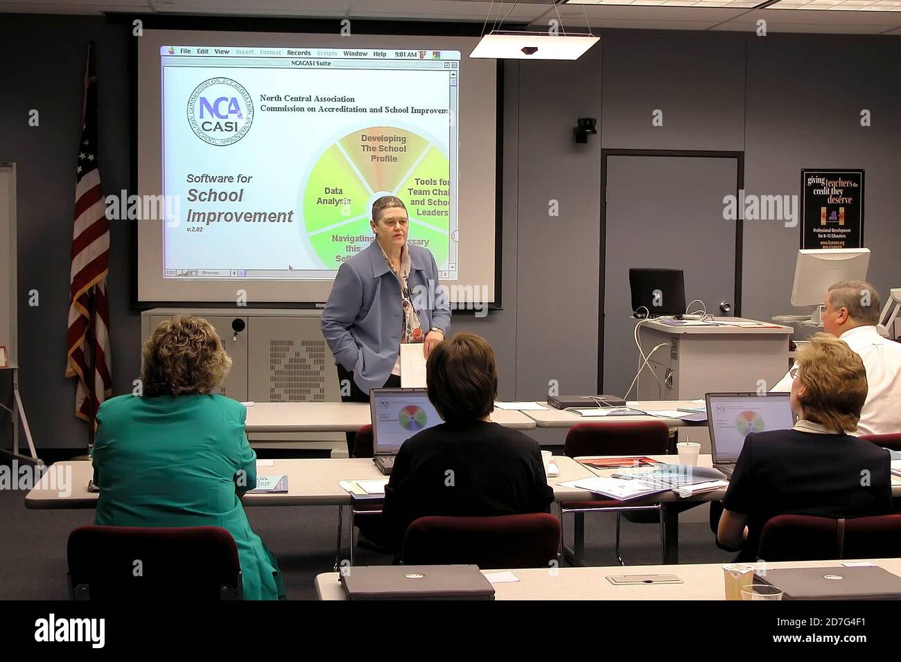 Weibliche Moderatorin gibt Power Point Präsentation zu einer Gruppe von professionellen Pädagogen eine Geschäftsleute Stockfoto