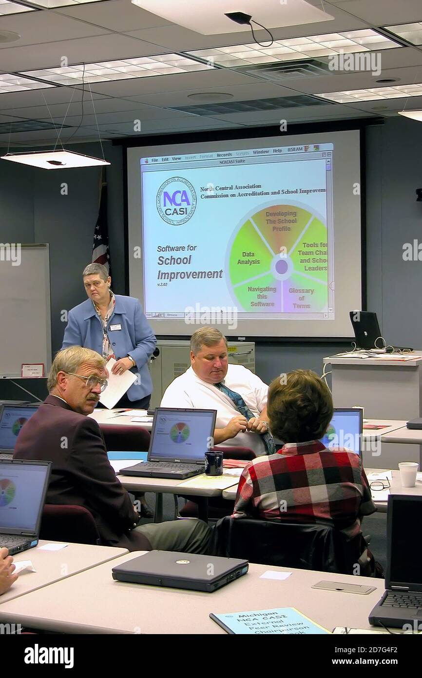 Weibliche Moderatorin gibt Power Point Präsentation zu einer Gruppe von professionellen Pädagogen eine Geschäftsleute Stockfoto