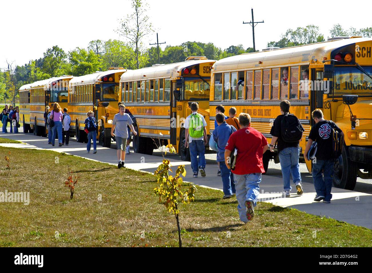 Mittelschüler fahren Busse nach Hause am Ende der Der Schultag Stockfoto