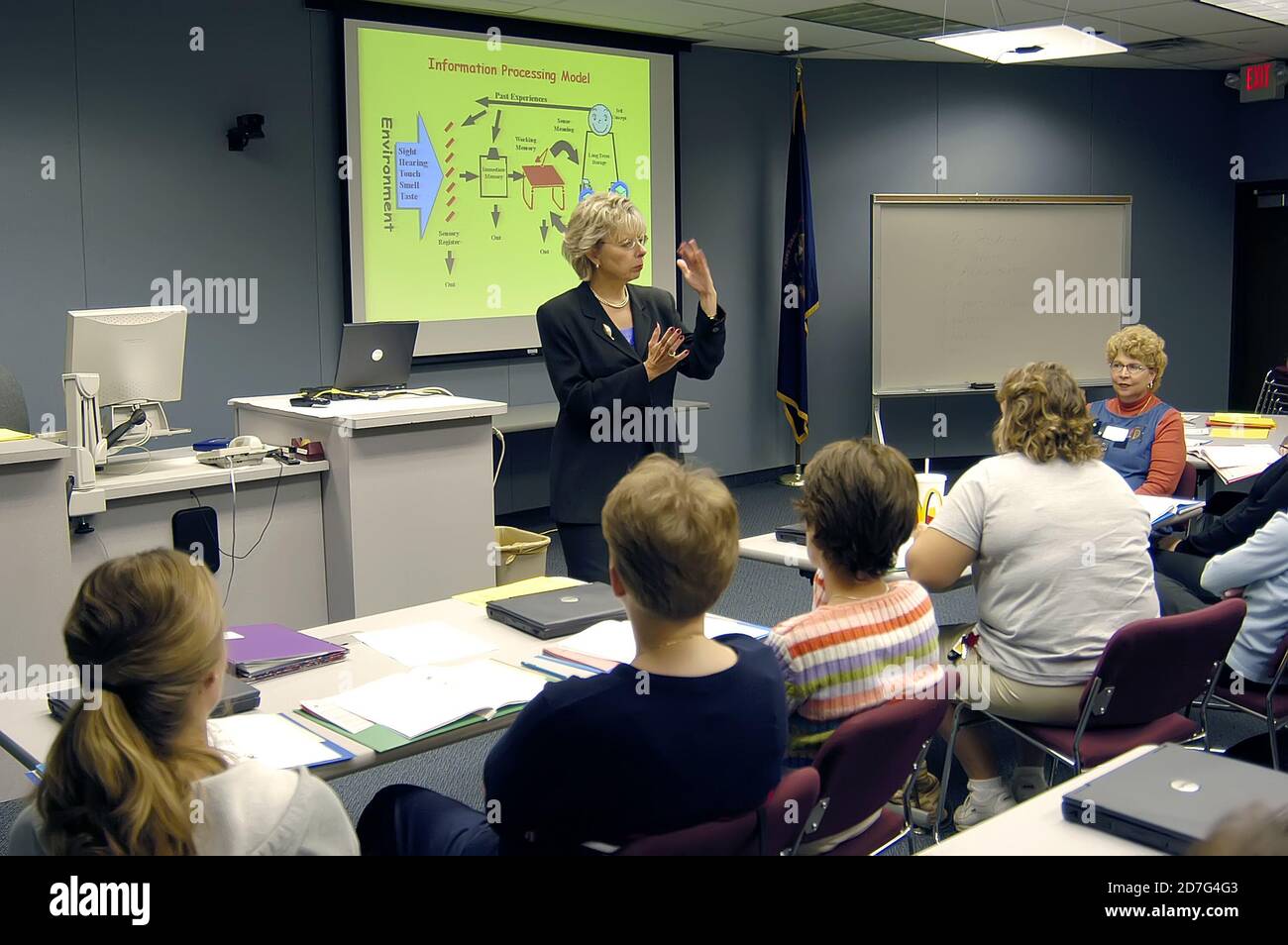 Weibliche Moderatorin gibt Power Point Präsentation zu einer Gruppe von professionellen Pädagogen eine Geschäftsleute Stockfoto