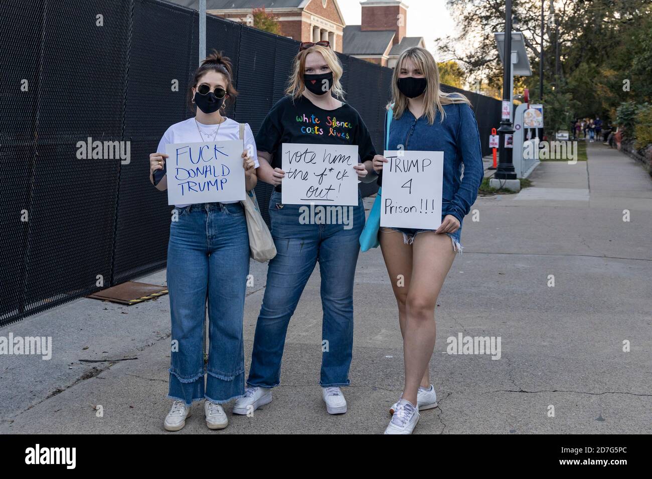 Nashville, Tennessee, USA, 22. Oktober 2020 am Vorabend der abschließenden Präsidentschaftsdebatte zwischen Präsident Donald Trump und dem ehemaligen Vizepräsidenten Joe Biden versammeln sich Massen auf dem Campus der Belmont University. Unterstützer für jeden Kandidaten zeigen Schilder und Banner. Quelle: Sayre Berman/Alamy Live News Stockfoto