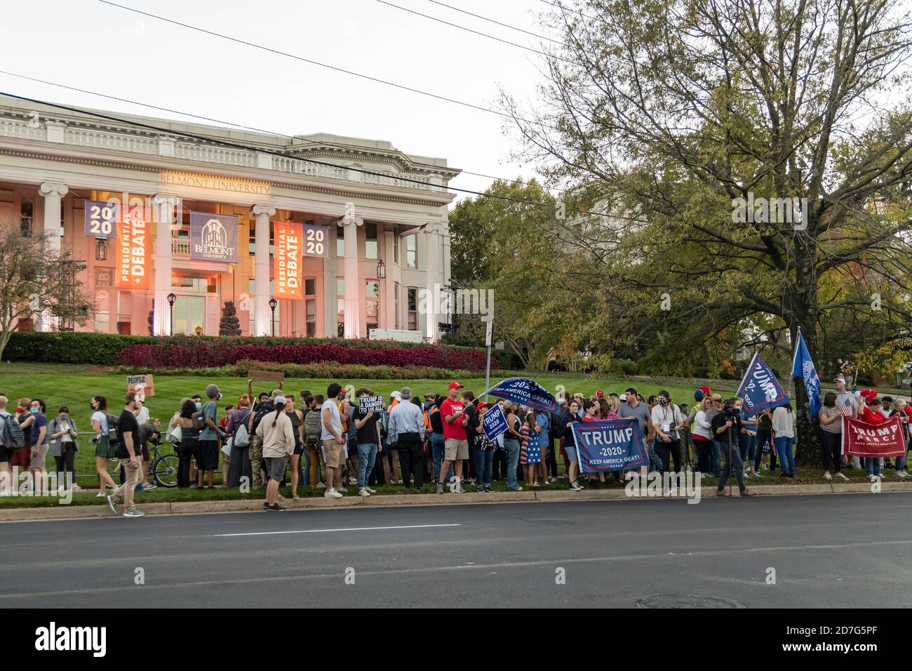 Nashville, Tennessee, USA, 22. Oktober 2020 am Vorabend der abschließenden Präsidentschaftsdebatte zwischen Präsident Donald Trump und dem ehemaligen Vizepräsidenten Joe Biden versammeln sich Massen auf dem Campus der Belmont University. Unterstützer für jeden Kandidaten zeigen Schilder und Banner. Quelle: Sayre Berman/Alamy Live News Stockfoto