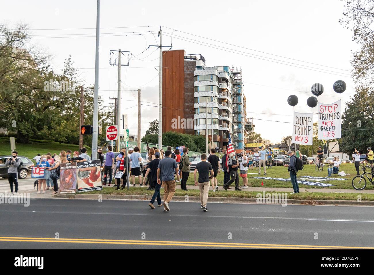 Nashville, Tennessee, USA, 22. Oktober 2020 am Vorabend der abschließenden Präsidentschaftsdebatte zwischen Präsident Donald Trump und dem ehemaligen Vizepräsidenten Joe Biden versammeln sich Massen auf dem Campus der Belmont University. Unterstützer für jeden Kandidaten zeigen Schilder und Banner. Quelle: Sayre Berman/Alamy Live News Stockfoto