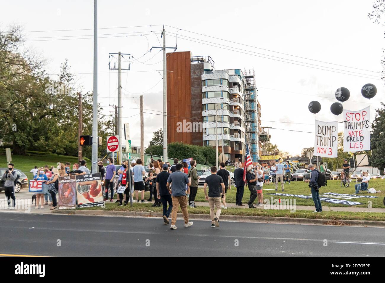 Nashville, Tennessee, USA, 22. Oktober 2020 am Vorabend der abschließenden Präsidentschaftsdebatte zwischen Präsident Donald Trump und dem ehemaligen Vizepräsidenten Joe Biden versammeln sich Massen auf dem Campus der Belmont University. Unterstützer für jeden Kandidaten zeigen Schilder und Banner. Quelle: Sayre Berman/Alamy Live News Stockfoto