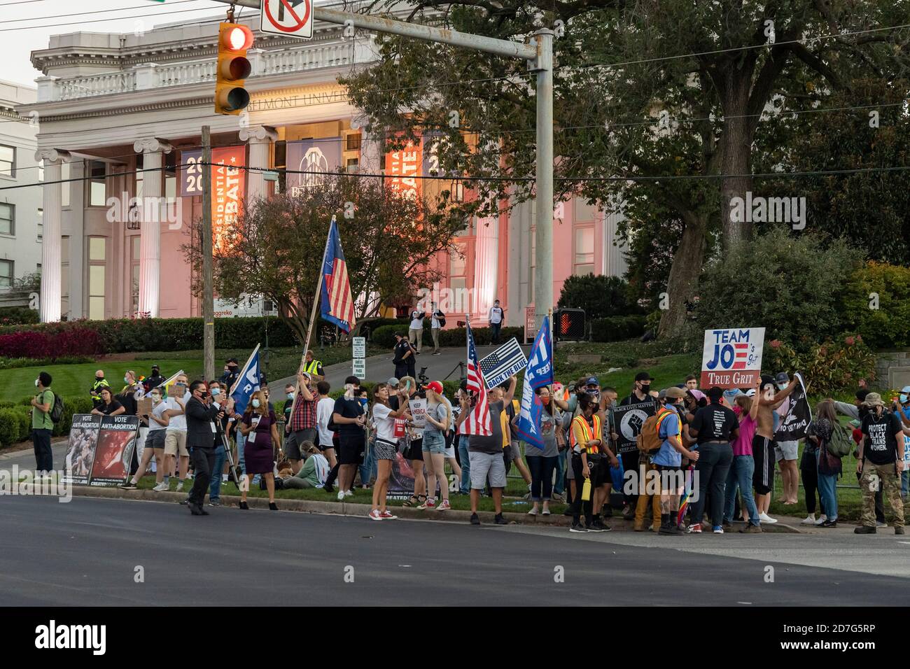 Nashville, Tennessee, USA, 22. Oktober 2020 am Vorabend der abschließenden Präsidentschaftsdebatte zwischen Präsident Donald Trump und dem ehemaligen Vizepräsidenten Joe Biden versammeln sich Massen auf dem Campus der Belmont University. Unterstützer für jeden Kandidaten zeigen Schilder und Banner. Quelle: Sayre Berman/Alamy Live News Stockfoto