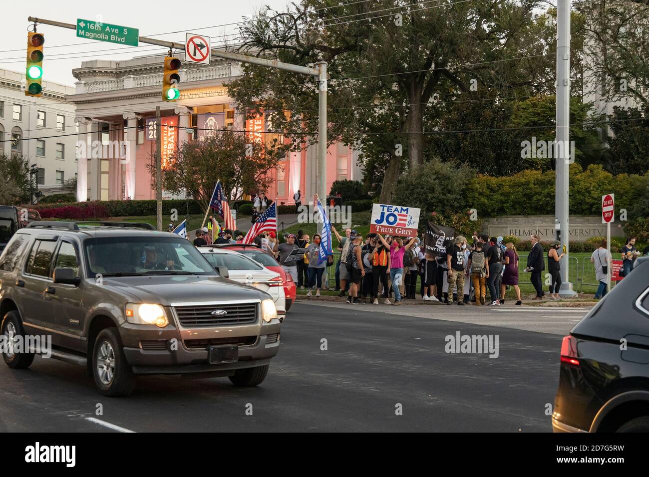 Nashville, Tennessee, USA, 22. Oktober 2020 am Vorabend der abschließenden Präsidentschaftsdebatte zwischen Präsident Donald Trump und dem ehemaligen Vizepräsidenten Joe Biden versammeln sich Massen auf dem Campus der Belmont University. Unterstützer für jeden Kandidaten zeigen Schilder und Banner. Quelle: Sayre Berman/Alamy Live News Stockfoto
