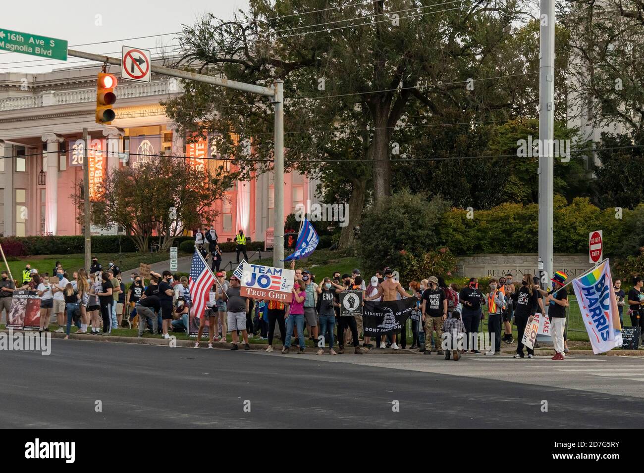 Nashville, Tennessee, USA, 22. Oktober 2020 am Vorabend der abschließenden Präsidentschaftsdebatte zwischen Präsident Donald Trump und dem ehemaligen Vizepräsidenten Joe Biden versammeln sich Massen auf dem Campus der Belmont University. Unterstützer für jeden Kandidaten zeigen Schilder und Banner. Quelle: Sayre Berman/Alamy Live News Stockfoto