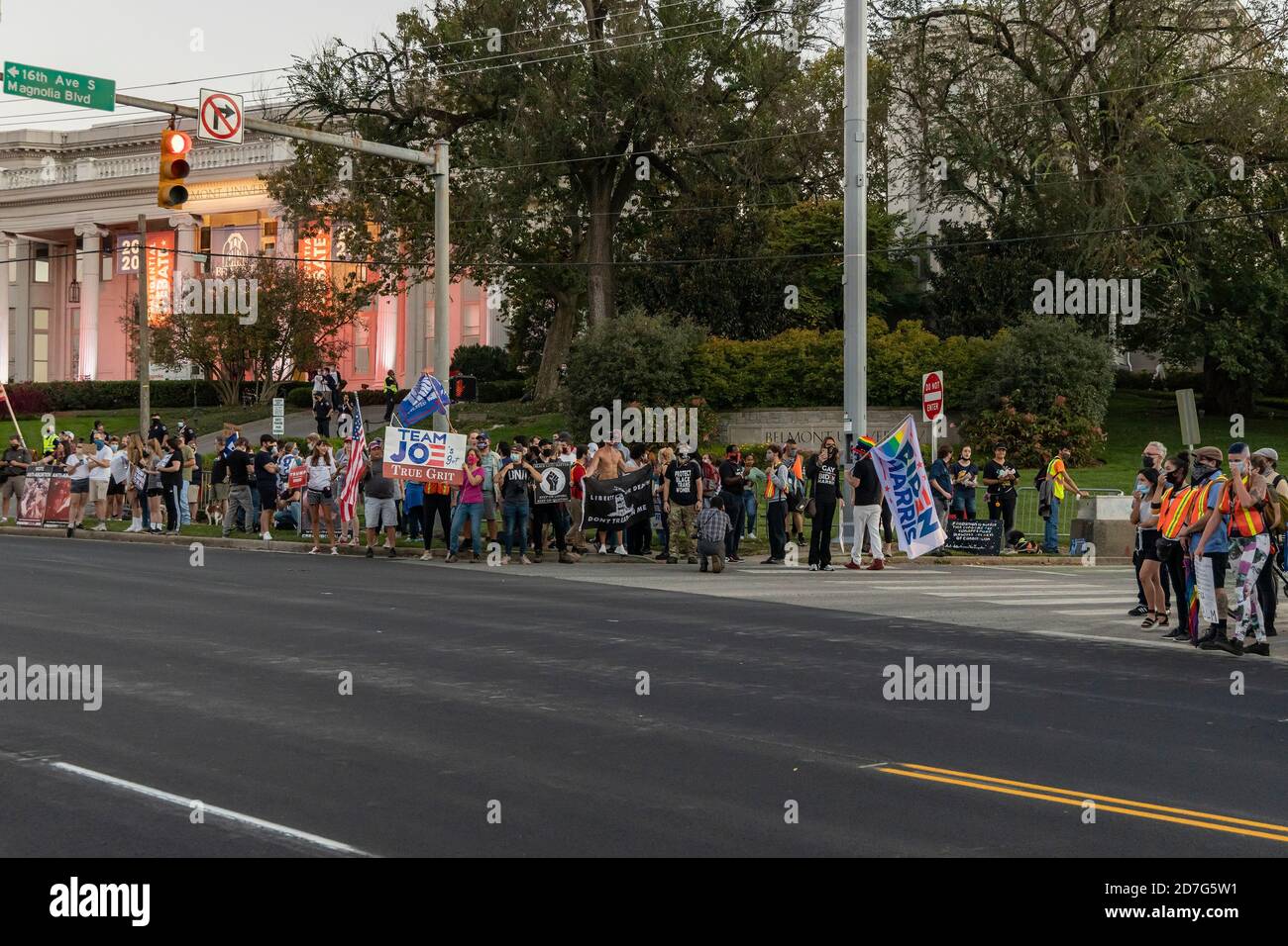 Nashville, Tennessee, USA, 22. Oktober 2020 am Vorabend der abschließenden Präsidentschaftsdebatte zwischen Präsident Donald Trump und dem ehemaligen Vizepräsidenten Joe Biden versammeln sich Massen auf dem Campus der Belmont University. Unterstützer für jeden Kandidaten zeigen Schilder und Banner. Quelle: Sayre Berman/Alamy Live News Stockfoto