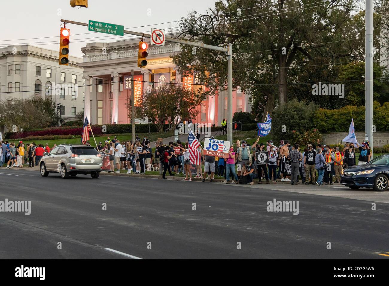 Nashville, Tennessee, USA, 22. Oktober 2020 am Vorabend der abschließenden Präsidentschaftsdebatte zwischen Präsident Donald Trump und dem ehemaligen Vizepräsidenten Joe Biden versammeln sich Massen auf dem Campus der Belmont University. Unterstützer für jeden Kandidaten zeigen Schilder und Banner. Quelle: Sayre Berman/Alamy Live News Stockfoto