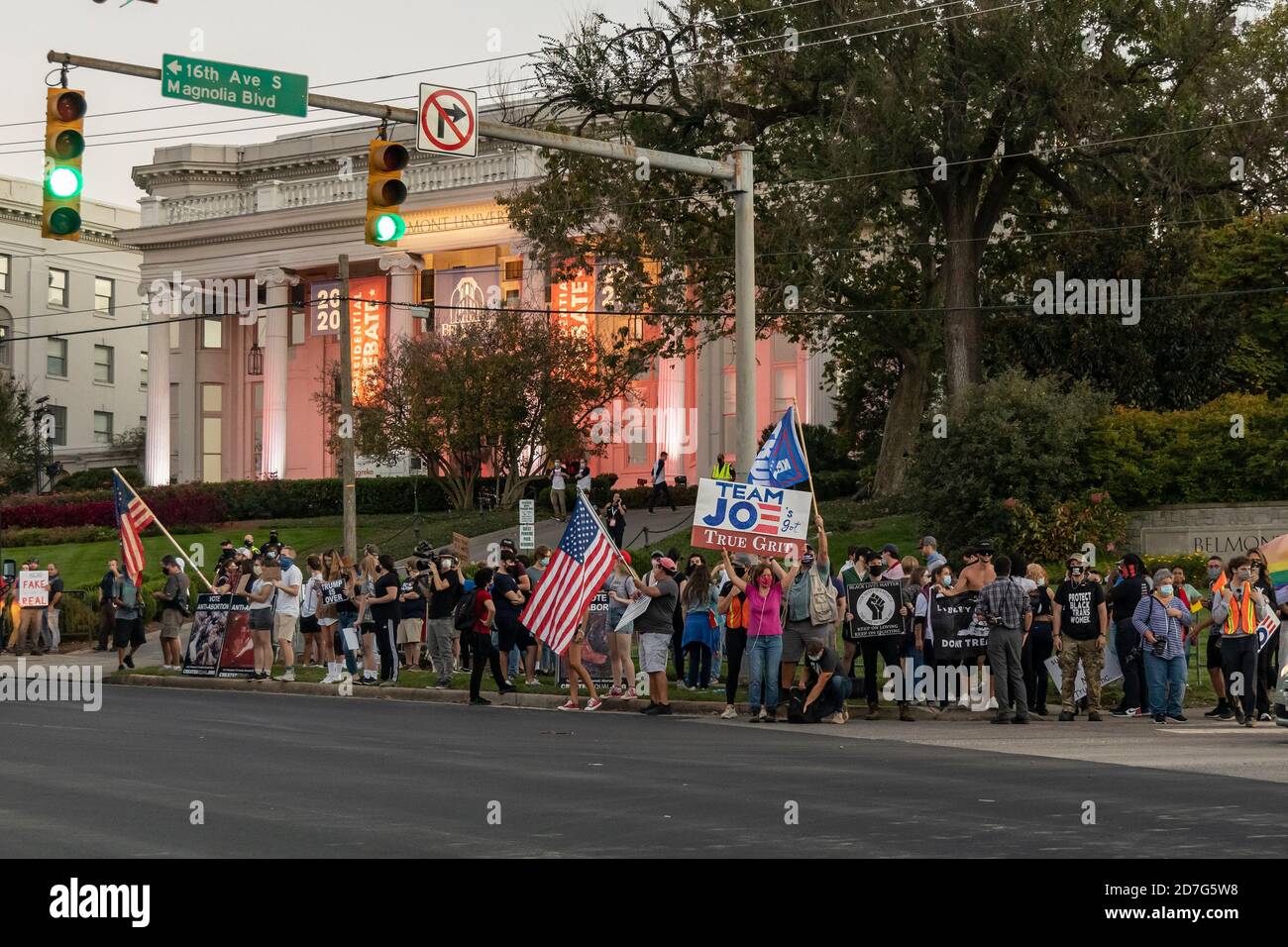Nashville, Tennessee, USA, 22. Oktober 2020 am Vorabend der abschließenden Präsidentschaftsdebatte zwischen Präsident Donald Trump und dem ehemaligen Vizepräsidenten Joe Biden versammeln sich Massen auf dem Campus der Belmont University. Unterstützer für jeden Kandidaten zeigen Schilder und Banner. Quelle: Sayre Berman/Alamy Live News Stockfoto