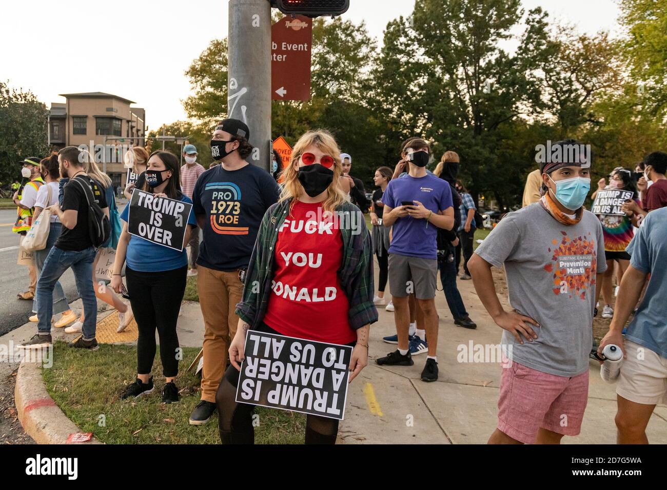 Nashville, Tennessee, USA, 22. Oktober 2020 am Vorabend der abschließenden Präsidentschaftsdebatte zwischen Präsident Donald Trump und dem ehemaligen Vizepräsidenten Joe Biden versammeln sich Massen auf dem Campus der Belmont University. Unterstützer für jeden Kandidaten zeigen Schilder und Banner. Quelle: Sayre Berman/Alamy Live News Stockfoto