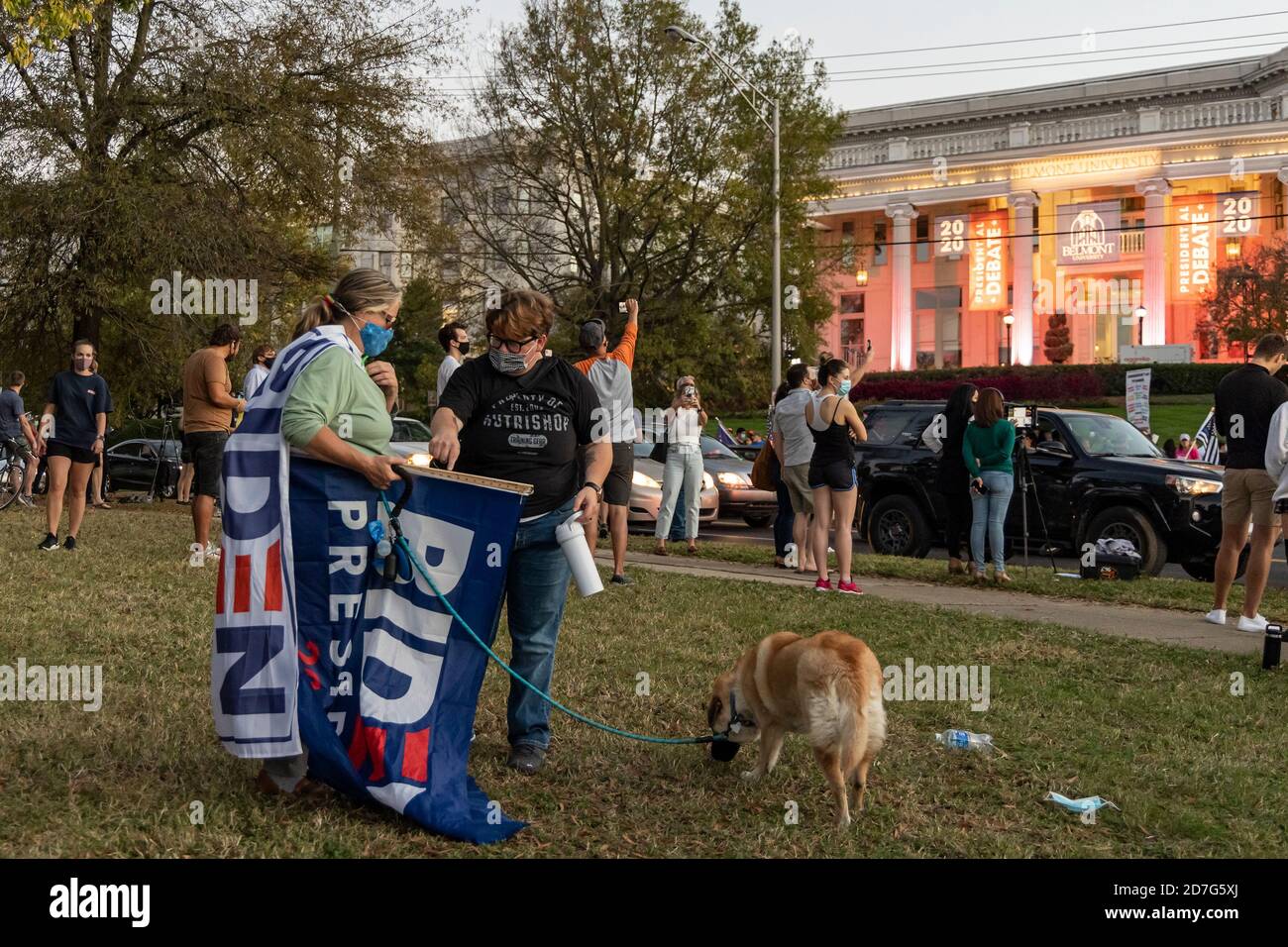 Nashville, Tennessee, USA, 22. Oktober 2020 am Vorabend der abschließenden Präsidentschaftsdebatte zwischen Präsident Donald Trump und dem ehemaligen Vizepräsidenten Joe Biden versammeln sich Massen auf dem Campus der Belmont University. Unterstützer für jeden Kandidaten zeigen Schilder und Banner. Quelle: Sayre Berman/Alamy Live News Stockfoto