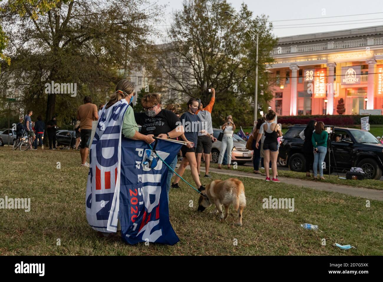 Nashville, Tennessee, USA, 22. Oktober 2020 am Vorabend der abschließenden Präsidentschaftsdebatte zwischen Präsident Donald Trump und dem ehemaligen Vizepräsidenten Joe Biden versammeln sich Massen auf dem Campus der Belmont University. Unterstützer für jeden Kandidaten zeigen Schilder und Banner. Quelle: Sayre Berman/Alamy Live News Stockfoto