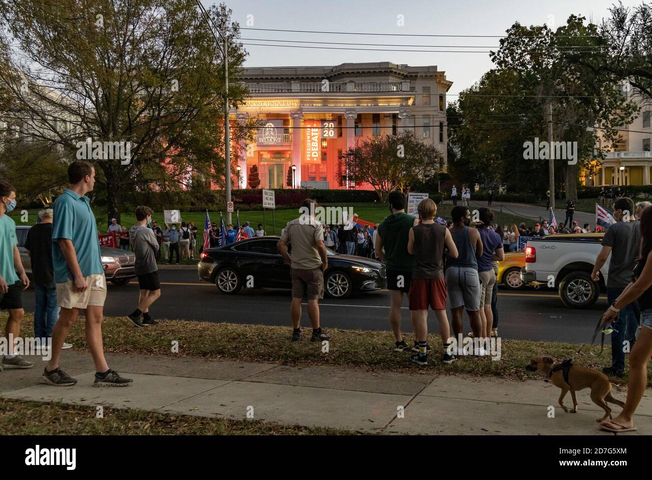 Nashville, Tennessee, USA, 22. Oktober 2020 am Vorabend der abschließenden Präsidentschaftsdebatte zwischen Präsident Donald Trump und dem ehemaligen Vizepräsidenten Joe Biden versammeln sich Massen auf dem Campus der Belmont University. Unterstützer für jeden Kandidaten zeigen Schilder und Banner. Quelle: Sayre Berman/Alamy Live News Stockfoto