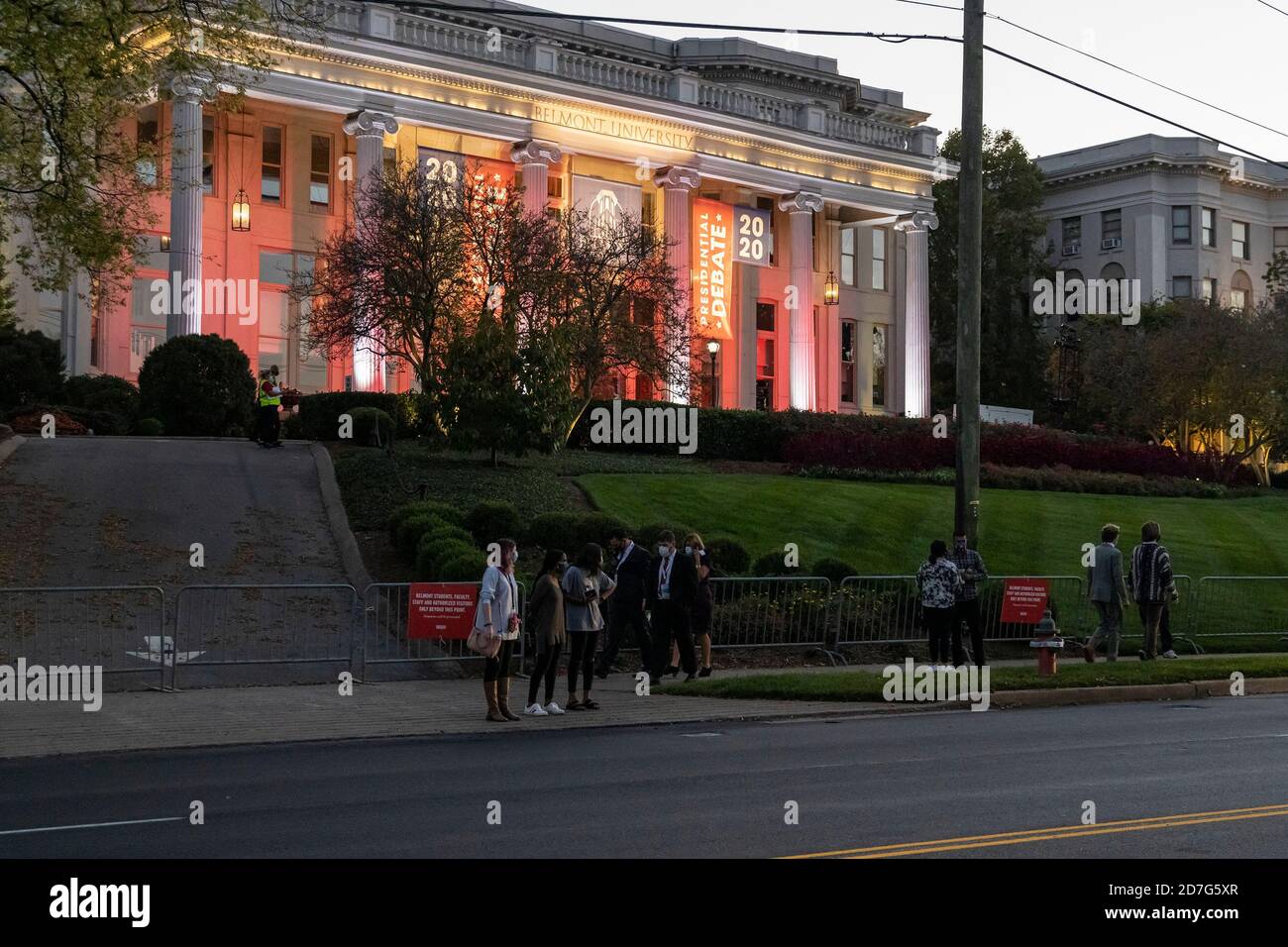 Nashville, Tennessee, USA, 22. Oktober 2020 am Vorabend der abschließenden Präsidentschaftsdebatte zwischen Präsident Donald Trump und dem ehemaligen Vizepräsidenten Joe Biden versammeln sich Massen auf dem Campus der Belmont University. Unterstützer für jeden Kandidaten zeigen Schilder und Banner. Quelle: Sayre Berman/Alamy Live News Stockfoto