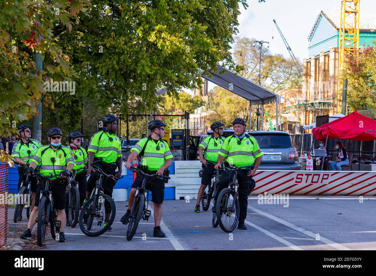 Nashville, Tennessee, USA, 22. Oktober 2020 am Vorabend der abschließenden Präsidentschaftsdebatte zwischen Präsident Donald Trump und dem ehemaligen Vizepräsidenten Joe Biden war die Sicherheit auf dem Campus der Belmont University knapp. Unterstützer für jeden Kandidaten zeigen Schilder und Banner. Quelle: Sayre Berman/Alamy Live News Stockfoto