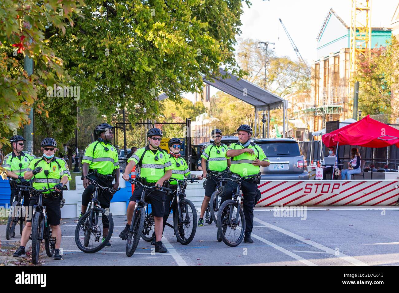 Nashville, Tennessee, USA, 22. Oktober 2020 am Vorabend der abschließenden Präsidentschaftsdebatte zwischen Präsident Donald Trump und dem ehemaligen Vizepräsidenten Joe Biden war die Sicherheit auf dem Campus der Belmont University knapp. Unterstützer für jeden Kandidaten zeigen Schilder und Banner. Quelle: Sayre Berman/Alamy Live News Stockfoto