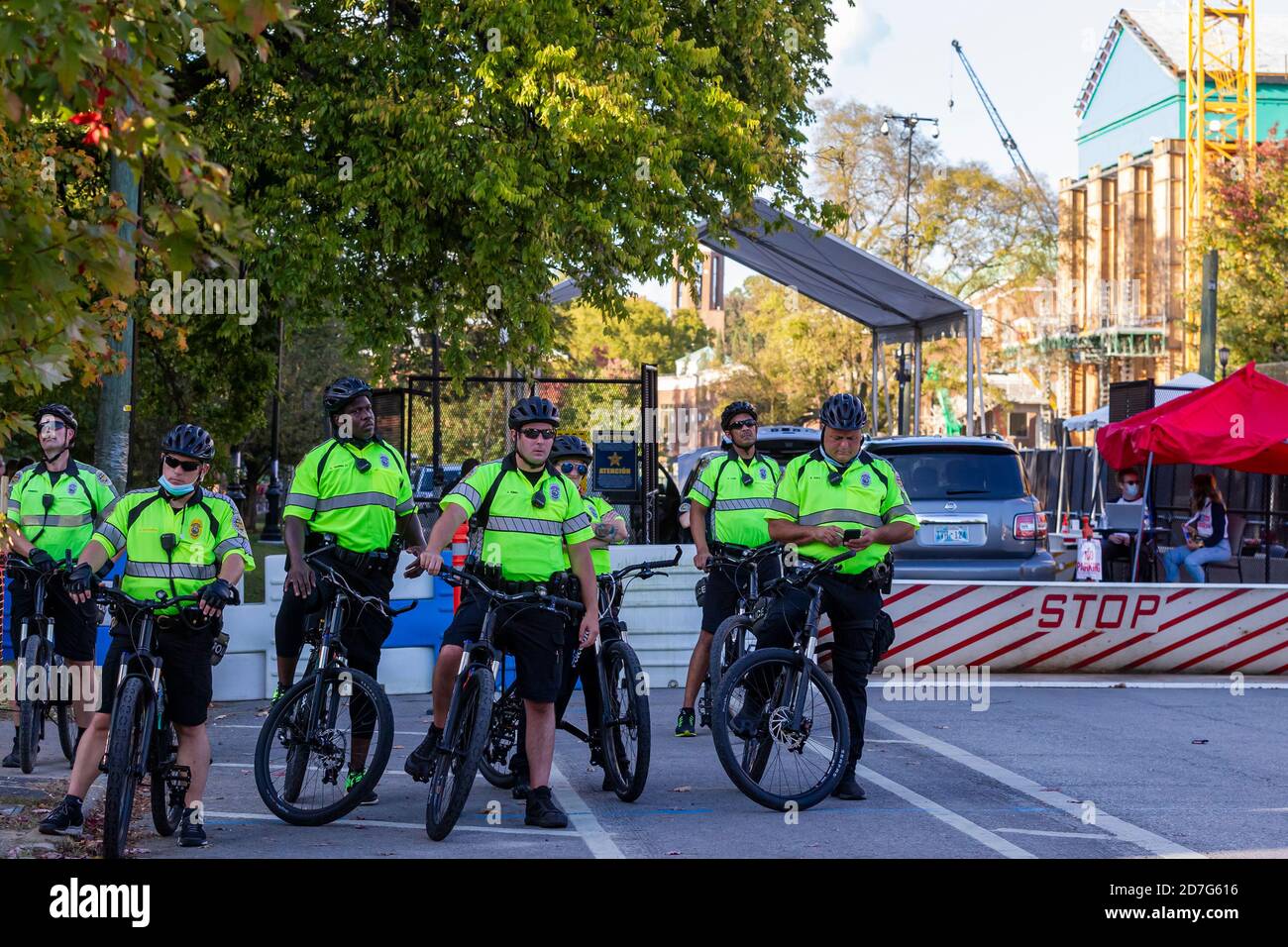 Nashville, Tennessee, USA, 22. Oktober 2020 am Vorabend der abschließenden Präsidentschaftsdebatte zwischen Präsident Donald Trump und dem ehemaligen Vizepräsidenten Joe Biden war die Sicherheit auf dem Campus der Belmont University knapp. Unterstützer für jeden Kandidaten zeigen Schilder und Banner. Quelle: Sayre Berman/Alamy Live News Stockfoto