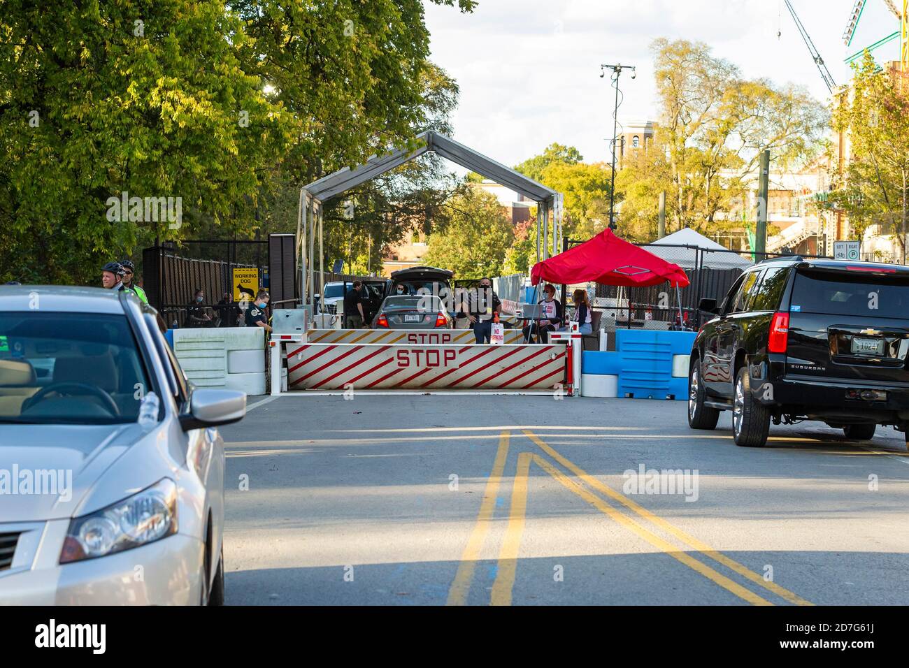 Nashville, Tennessee, USA, 22. Oktober 2020 am Vorabend der abschließenden Präsidentschaftsdebatte zwischen Präsident Donald Trump und dem ehemaligen Vizepräsidenten Joe Biden war die Sicherheit auf dem Campus der Belmont University knapp. Unterstützer für jeden Kandidaten zeigen Schilder und Banner. Quelle: Sayre Berman/Alamy Live News Stockfoto