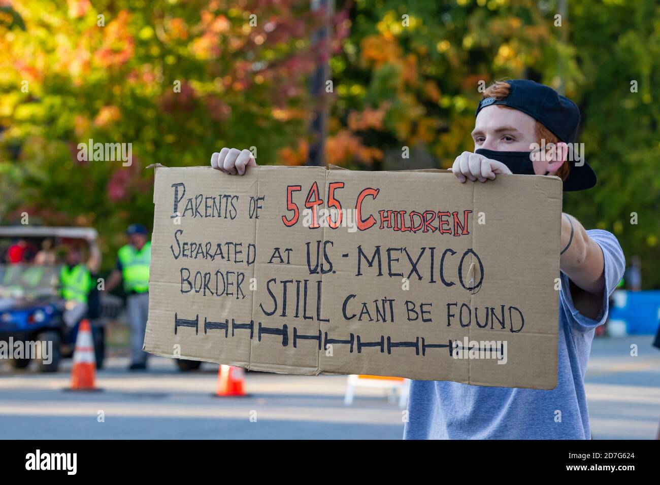 Nashville, Tennessee, USA, 22. Oktober 2020 am Vorabend der abschließenden Präsidentschaftsdebatte zwischen Präsident Donald Trump und dem ehemaligen Vizepräsidenten Joe Biden versammeln sich Massen auf dem Campus der Belmont University. Unterstützer für jeden Kandidaten zeigen Schilder und Banner. Quelle: Sayre Berman/Alamy Live News Stockfoto