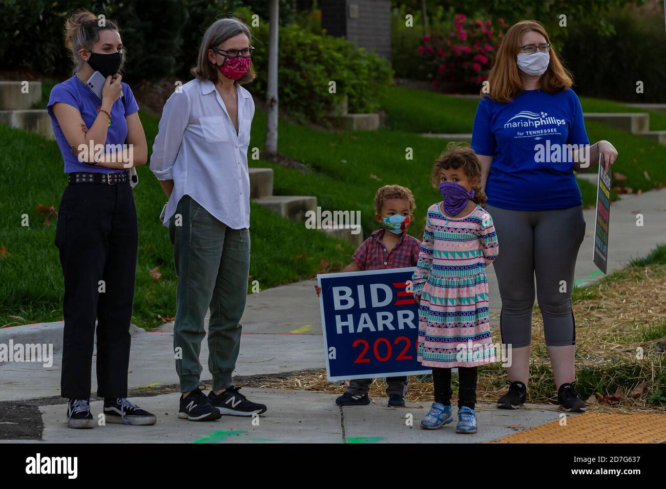 Nashville, Tennessee, USA, 22. Oktober 2020 am Vorabend der abschließenden Präsidentschaftsdebatte zwischen Präsident Donald Trump und dem ehemaligen Vizepräsidenten Joe Biden versammeln sich Massen auf dem Campus der Belmont University. Unterstützer für jeden Kandidaten zeigen Schilder und Banner. Quelle: Sayre Berman/Alamy Live News Stockfoto
