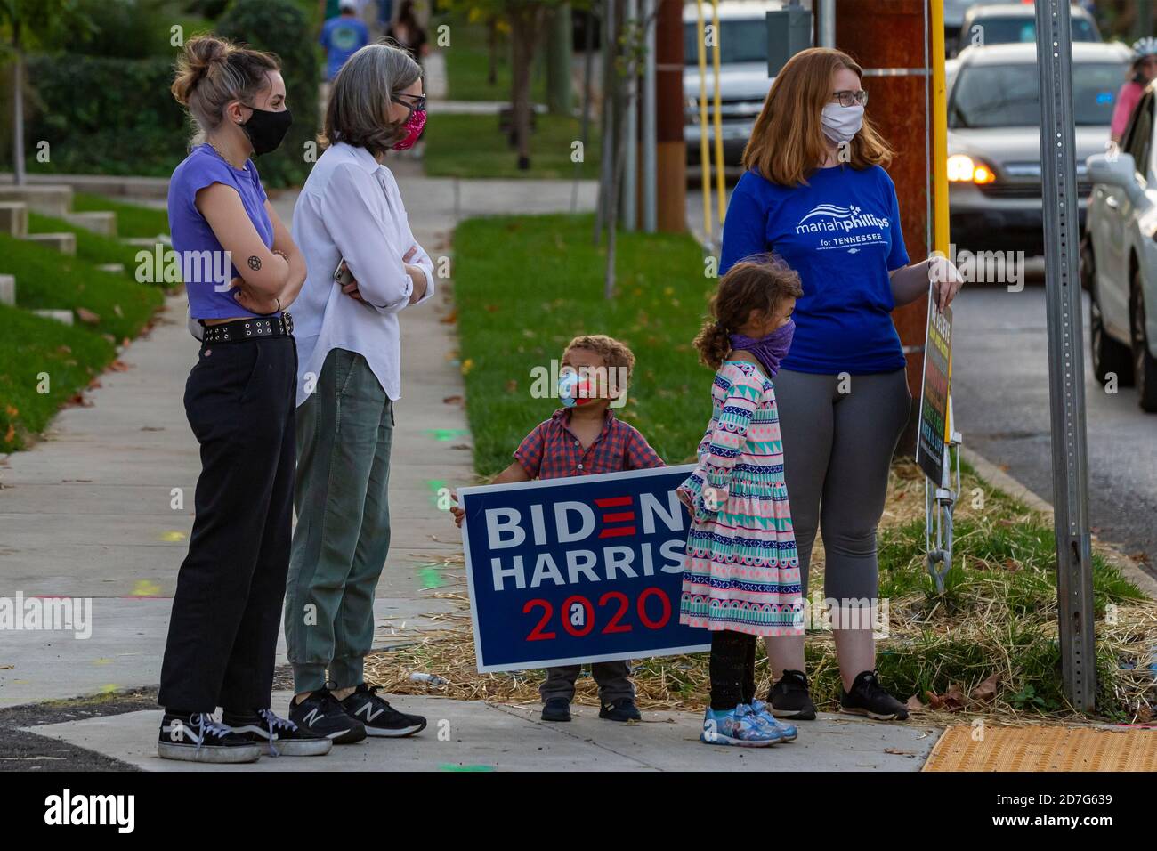 Nashville, Tennessee, USA, 22. Oktober 2020 am Vorabend der abschließenden Präsidentschaftsdebatte zwischen Präsident Donald Trump und dem ehemaligen Vizepräsidenten Joe Biden versammeln sich Massen auf dem Campus der Belmont University. Unterstützer für jeden Kandidaten zeigen Schilder und Banner. Quelle: Sayre Berman/Alamy Live News Stockfoto