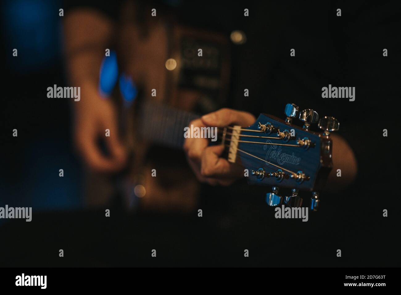 Selektive Fokusaufnahme einer Person, die Gitarre spielt Stockfoto
