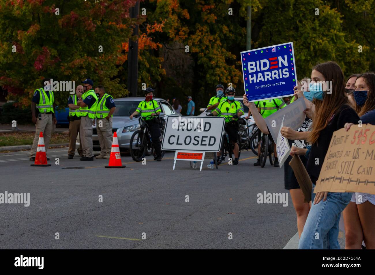 Nashville, Tennessee, USA, 22. Oktober 2020 am Vorabend der abschließenden Präsidentschaftsdebatte zwischen Präsident Donald Trump und dem ehemaligen Vizepräsidenten Joe Biden versammeln sich Massen auf dem Campus der Belmont University. Unterstützer für jeden Kandidaten zeigen Schilder und Banner. Quelle: Sayre Berman/Alamy Live News Stockfoto