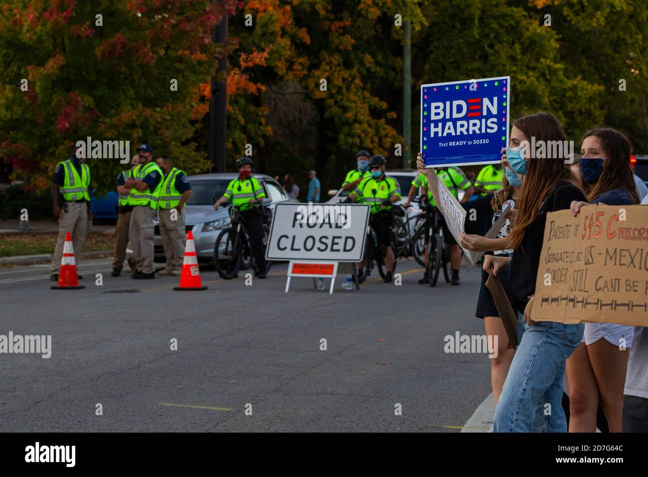 Nashville, Tennessee, USA, 22. Oktober 2020 am Vorabend der abschließenden Präsidentschaftsdebatte zwischen Präsident Donald Trump und dem ehemaligen Vizepräsidenten Joe Biden versammeln sich Massen auf dem Campus der Belmont University. Unterstützer für jeden Kandidaten zeigen Schilder und Banner. Quelle: Sayre Berman/Alamy Live News Stockfoto