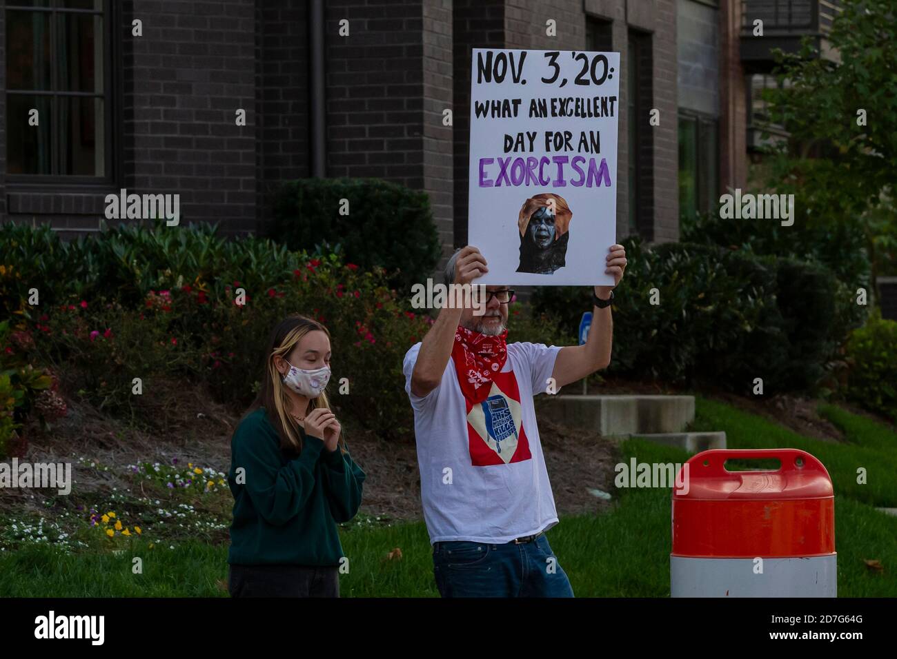 Nashville, Tennessee, USA, 22. Oktober 2020 am Vorabend der abschließenden Präsidentschaftsdebatte zwischen Präsident Donald Trump und dem ehemaligen Vizepräsidenten Joe Biden versammeln sich Massen auf dem Campus der Belmont University. Unterstützer für jeden Kandidaten zeigen Schilder und Banner. Quelle: Sayre Berman/Alamy Live News Stockfoto