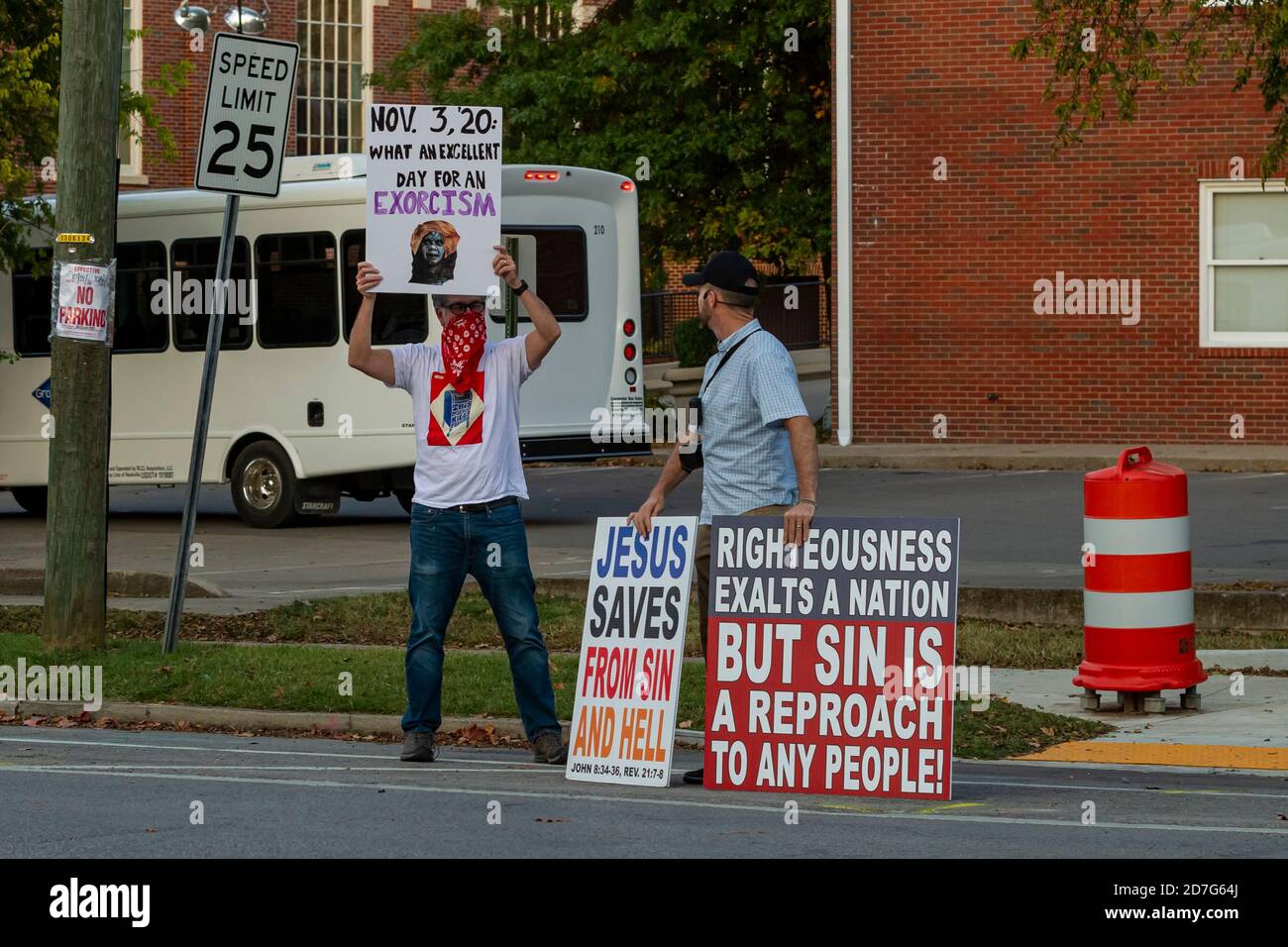 Nashville, Tennessee, USA, 22. Oktober 2020 am Vorabend der abschließenden Präsidentschaftsdebatte zwischen Präsident Donald Trump und dem ehemaligen Vizepräsidenten Joe Biden versammeln sich Massen auf dem Campus der Belmont University. Unterstützer für jeden Kandidaten zeigen Schilder und Banner. Quelle: Sayre Berman/Alamy Live News Stockfoto