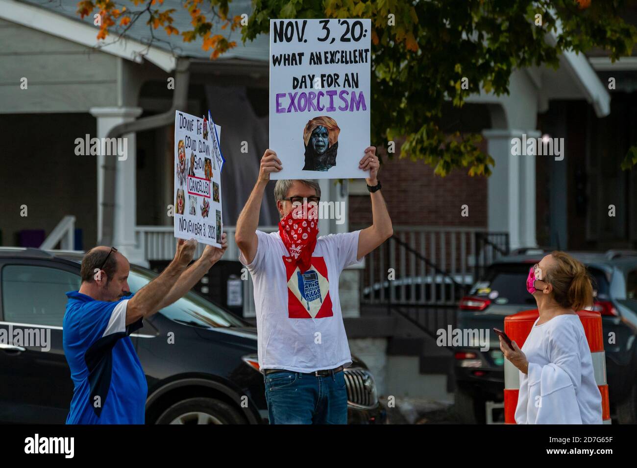 Nashville, Tennessee, USA, 22. Oktober 2020 am Vorabend der abschließenden Präsidentschaftsdebatte zwischen Präsident Donald Trump und dem ehemaligen Vizepräsidenten Joe Biden versammeln sich Massen auf dem Campus der Belmont University. Unterstützer für jeden Kandidaten zeigen Schilder und Banner. Quelle: Sayre Berman/Alamy Live News Stockfoto