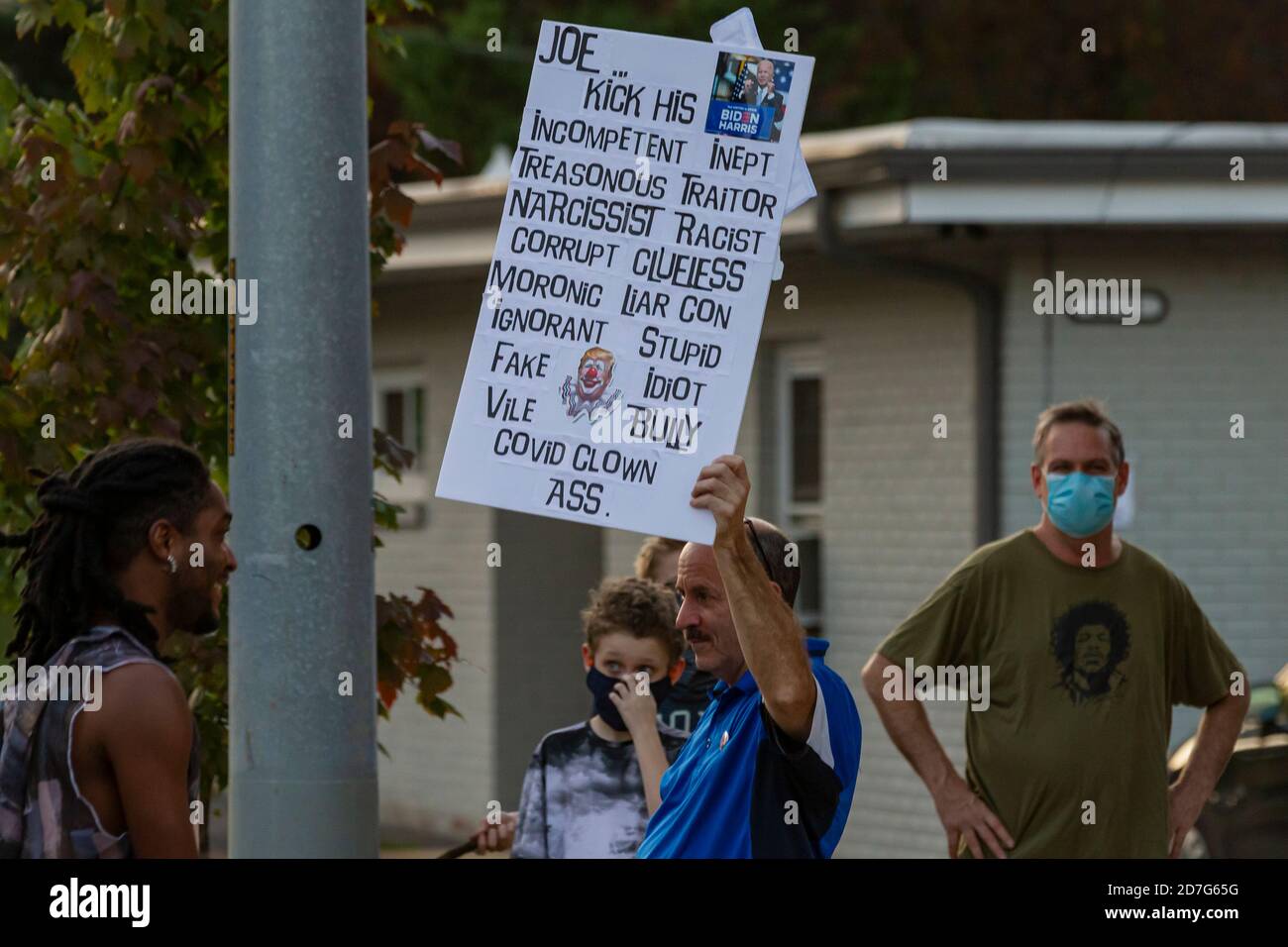 Nashville, Tennessee, USA, 22. Oktober 2020 am Vorabend der abschließenden Präsidentschaftsdebatte zwischen Präsident Donald Trump und dem ehemaligen Vizepräsidenten Joe Biden versammeln sich Massen auf dem Campus der Belmont University. Unterstützer für jeden Kandidaten zeigen Schilder und Banner. Quelle: Sayre Berman/Alamy Live News Stockfoto