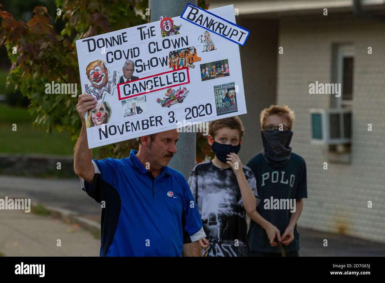 Nashville, Tennessee, USA, 22. Oktober 2020 am Vorabend der abschließenden Präsidentschaftsdebatte zwischen Präsident Donald Trump und dem ehemaligen Vizepräsidenten Joe Biden versammeln sich Massen auf dem Campus der Belmont University. Unterstützer für jeden Kandidaten zeigen Schilder und Banner. Quelle: Sayre Berman/Alamy Live News Stockfoto