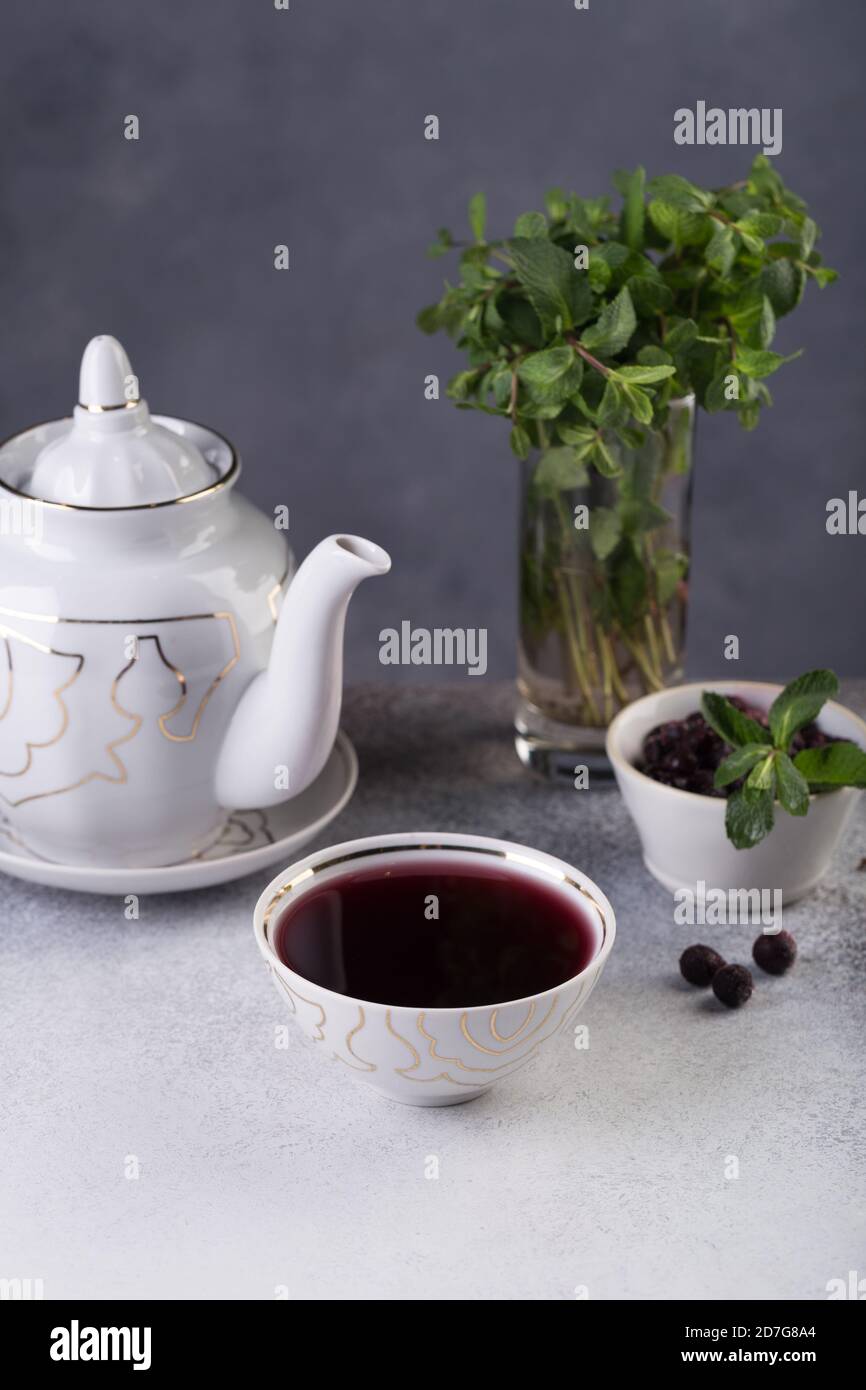 Frühstück. Morgens frischen Tee mit Schokolade Brownies. Stockfoto