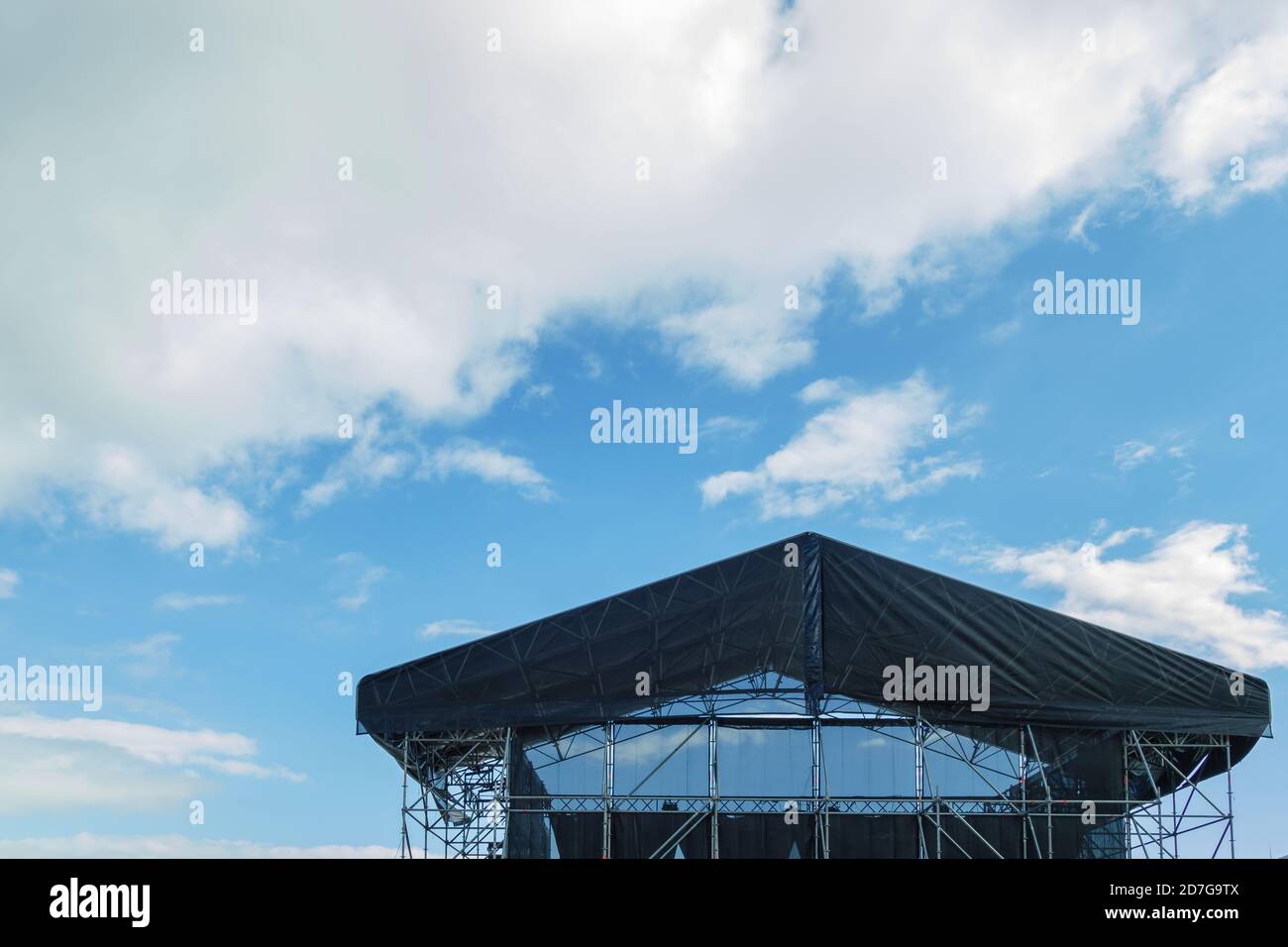 Abnehmbare überdachte Bühne für Konzerte im Freien Stockfoto