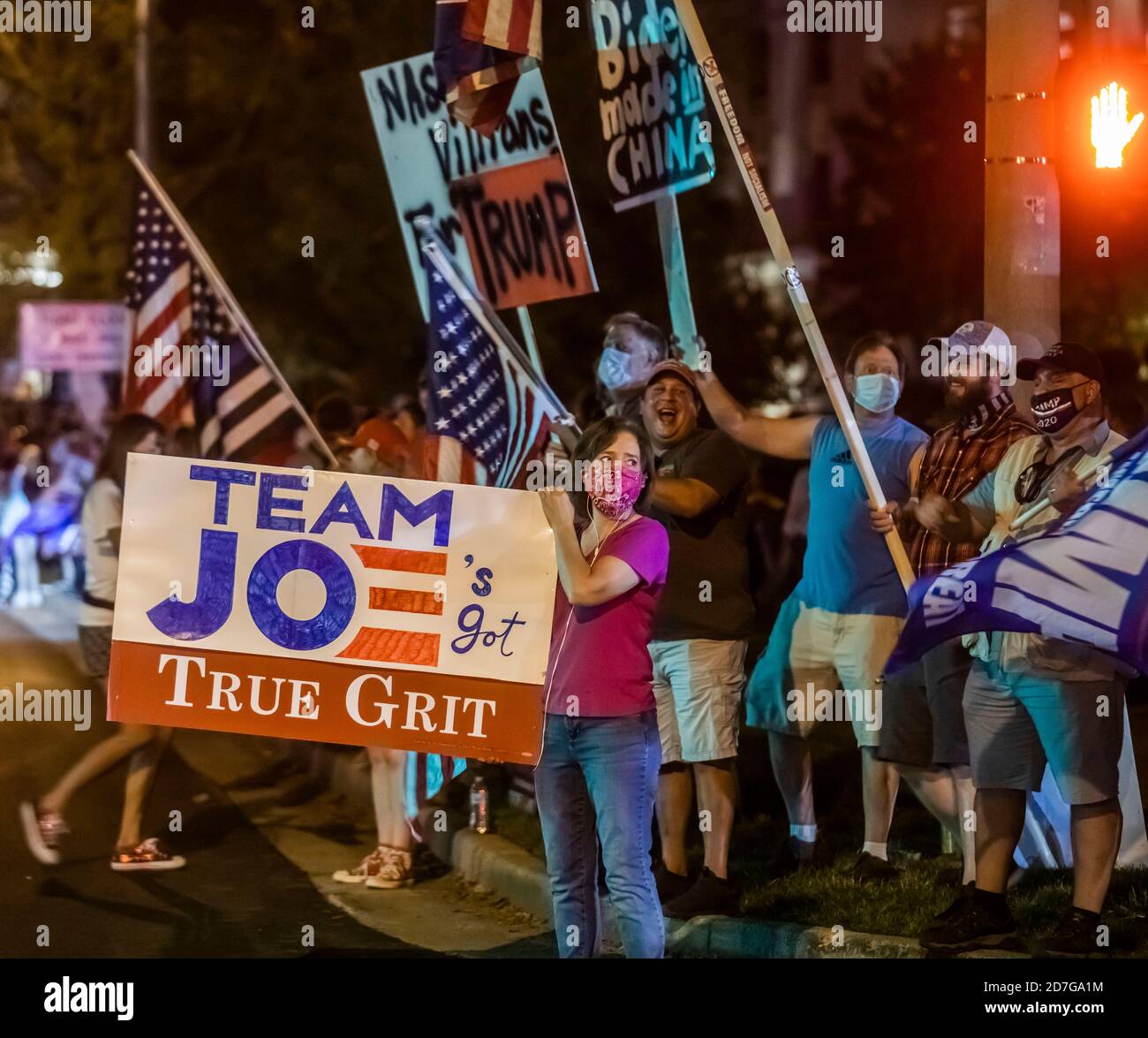 Nashville, Tennessee, USA. Oktober 2020. Trump-Demonstranten und -Anhänger versammeln sich vor der Belmont-Universität in Nashville, TN, zur abschließenden Präsidentendebatte am Donnerstag, 22. Oktober 2020. Quelle: Alan Poizner/ZUMA Wire/Alamy Live News Stockfoto