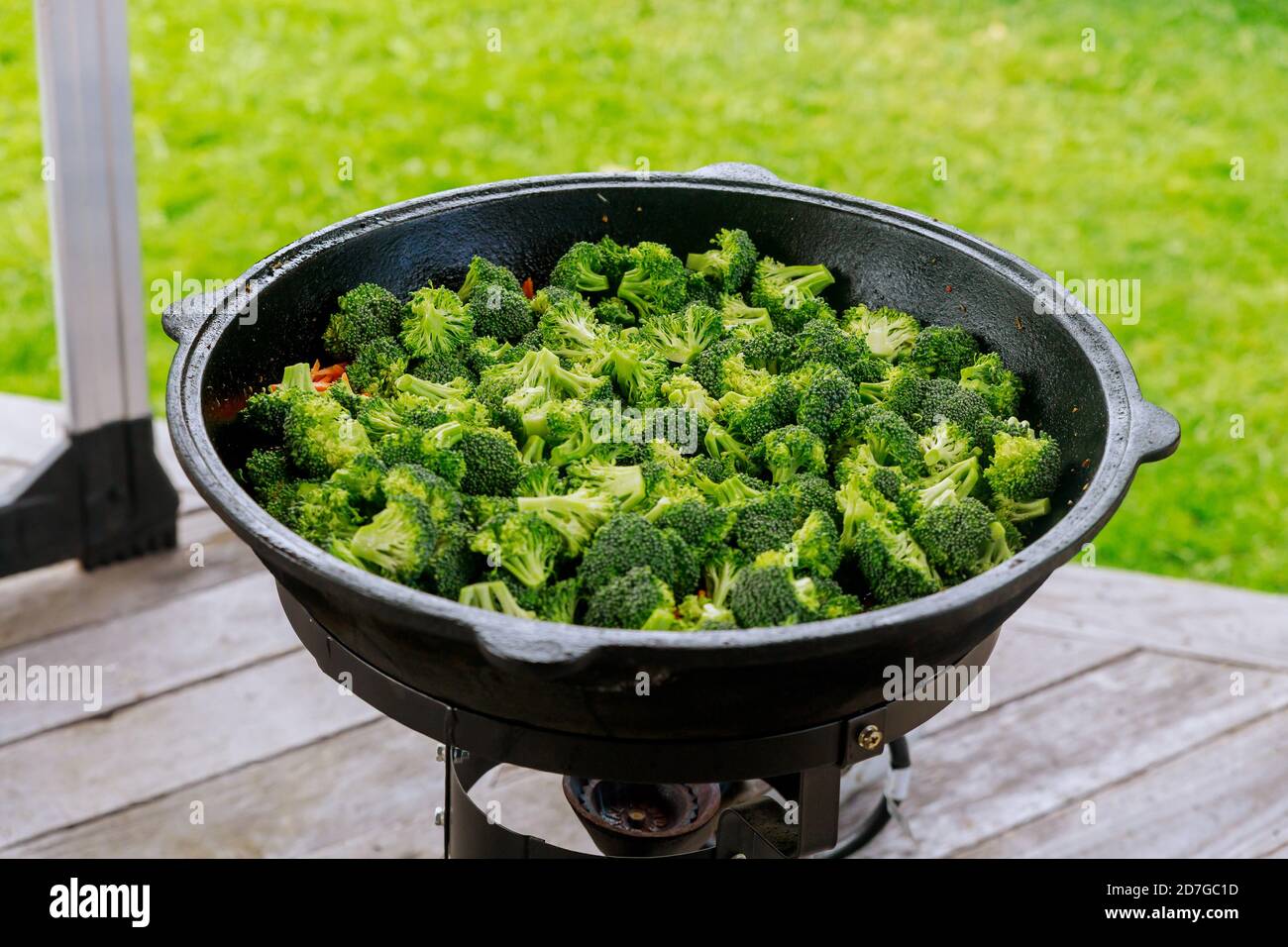Gemüse und Brokkoli Kochen in Kessel auf Feuer im Freien. Stockfoto