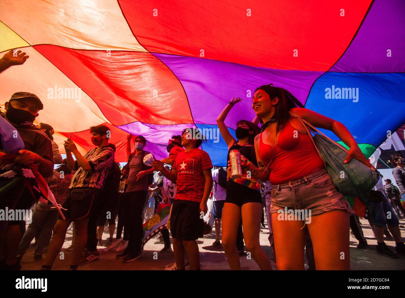 SANTIAGO, CHILE-18. OKTOBER 2020 - Demonstranten schwenken bei einem Protest am Plaza Italia in Santiago, Chile, eine riesige Wiphala-Flagge Stockfoto