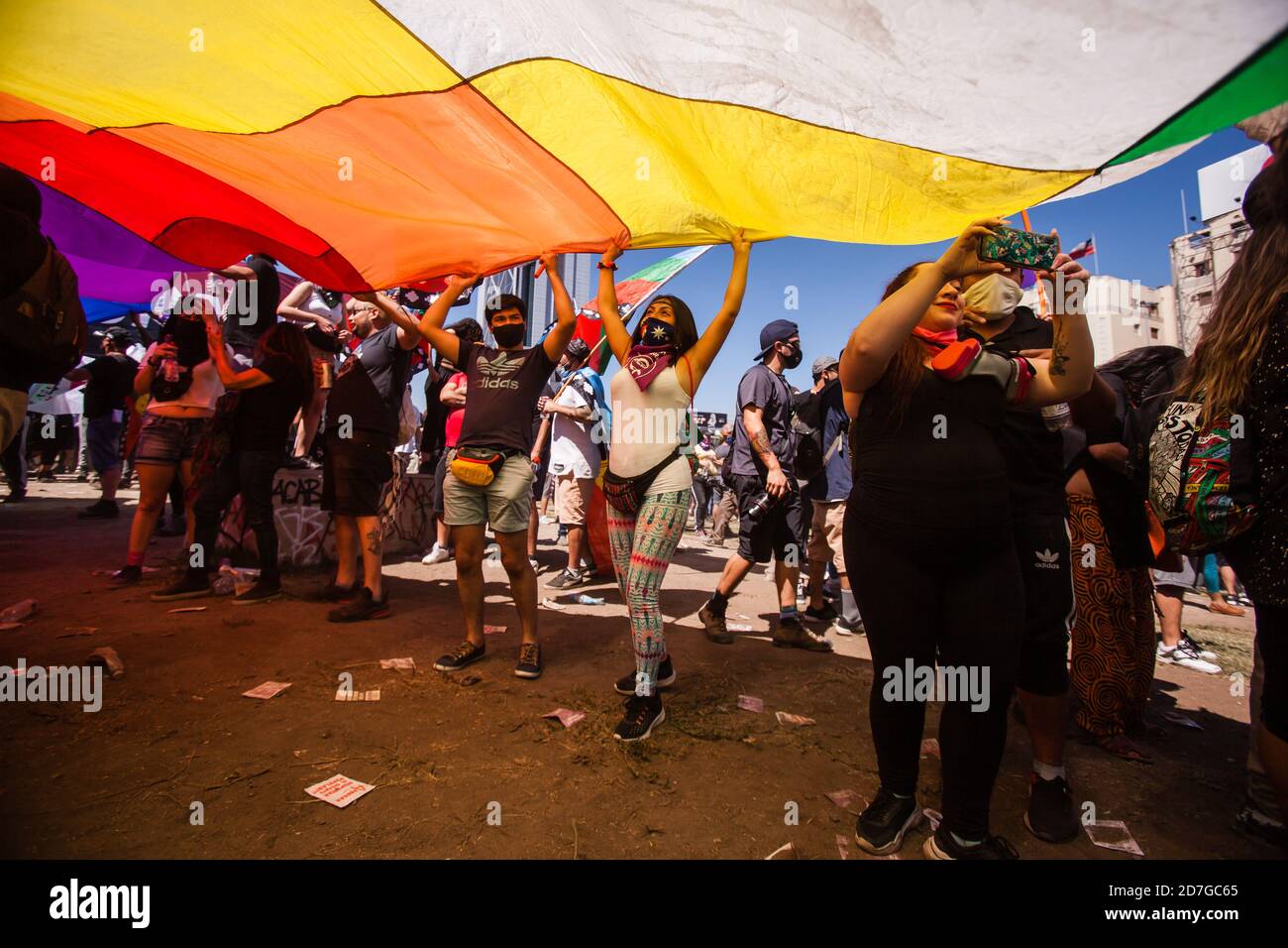 SANTIAGO, CHILE-18. OKTOBER 2020 - Demonstranten schwenken bei einem Protest am Plaza Italia in Santiago, Chile, eine riesige Wiphala-Flagge Stockfoto