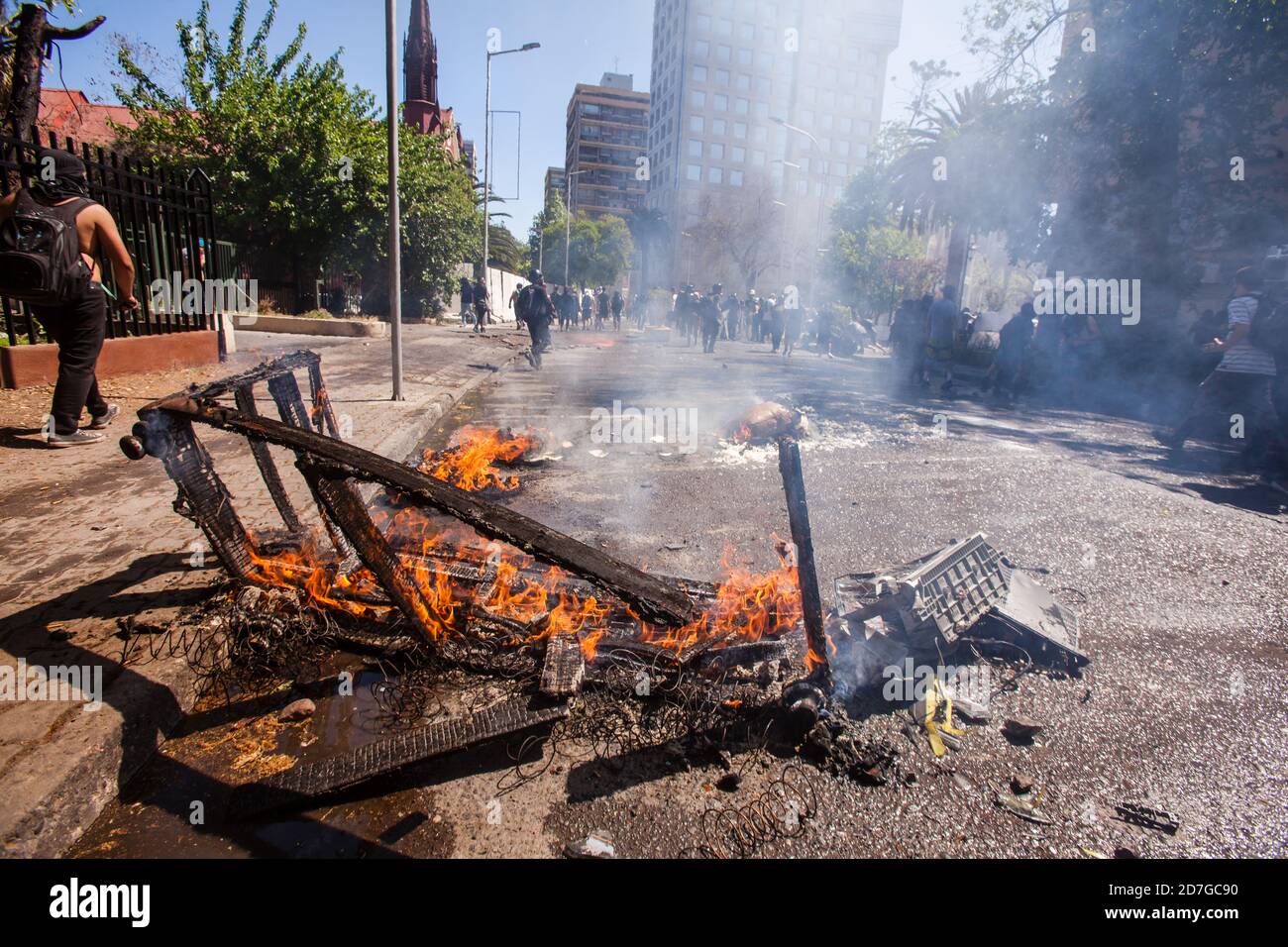SANTIAGO, CHILE-18. OKTOBER 2020 - Demonstranten gehen in der Nähe einer Barrikade während eines Protestes an der Plaza Dignidad (ehemals Plaza Italia) in Santiago, eins y Stockfoto