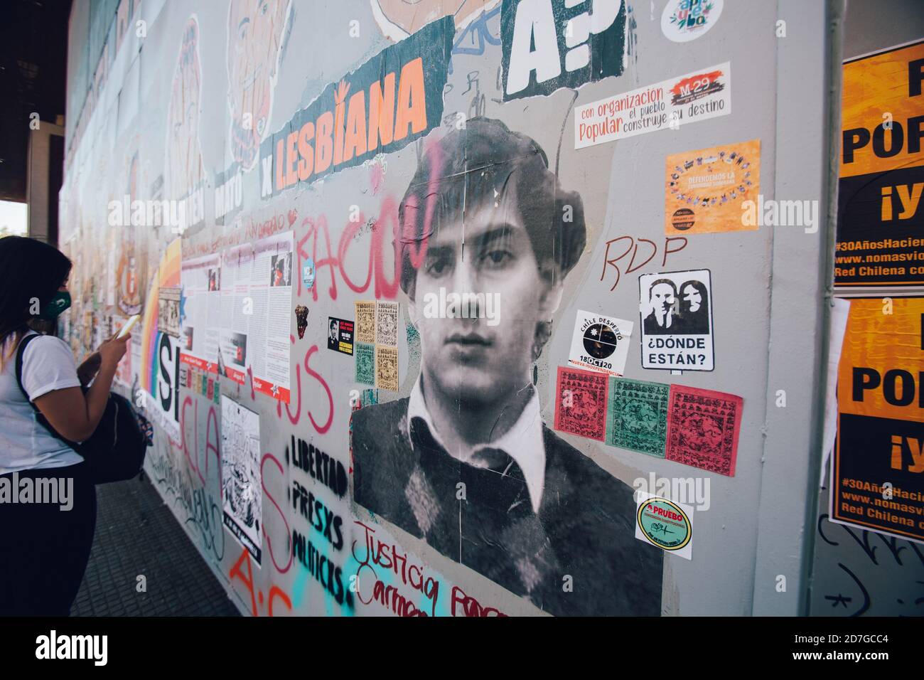 SANTIAGO, CHILE-18. OKTOBER 2020 - Beispiele von Street Art an den Wänden des Gabriela Mistral Kulturzentrums, im Vordergrund sehen wir das Bild von t Stockfoto