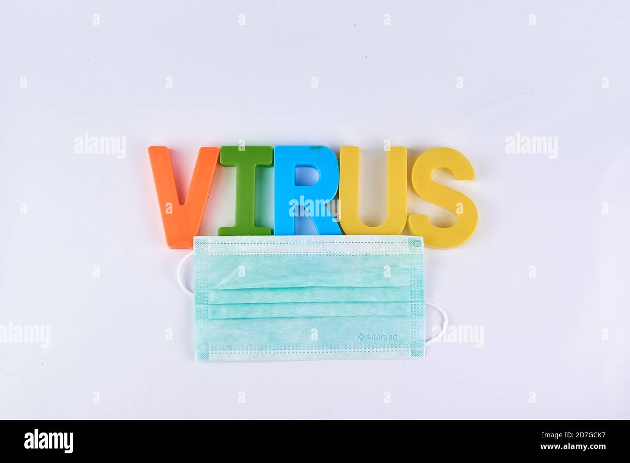 Gesundheit, Sicherheit und Pandemie-Konzept, Virus Alphabete Farbzeichen gepaart mit medizinischer Maske für Kampagne Pretection von Viruserkrankungen. Isoliertes Bild Stockfoto